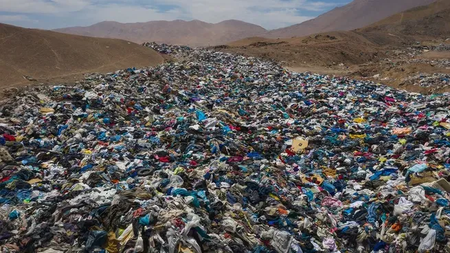 basural-ropa-usada-el-desierto-atacama