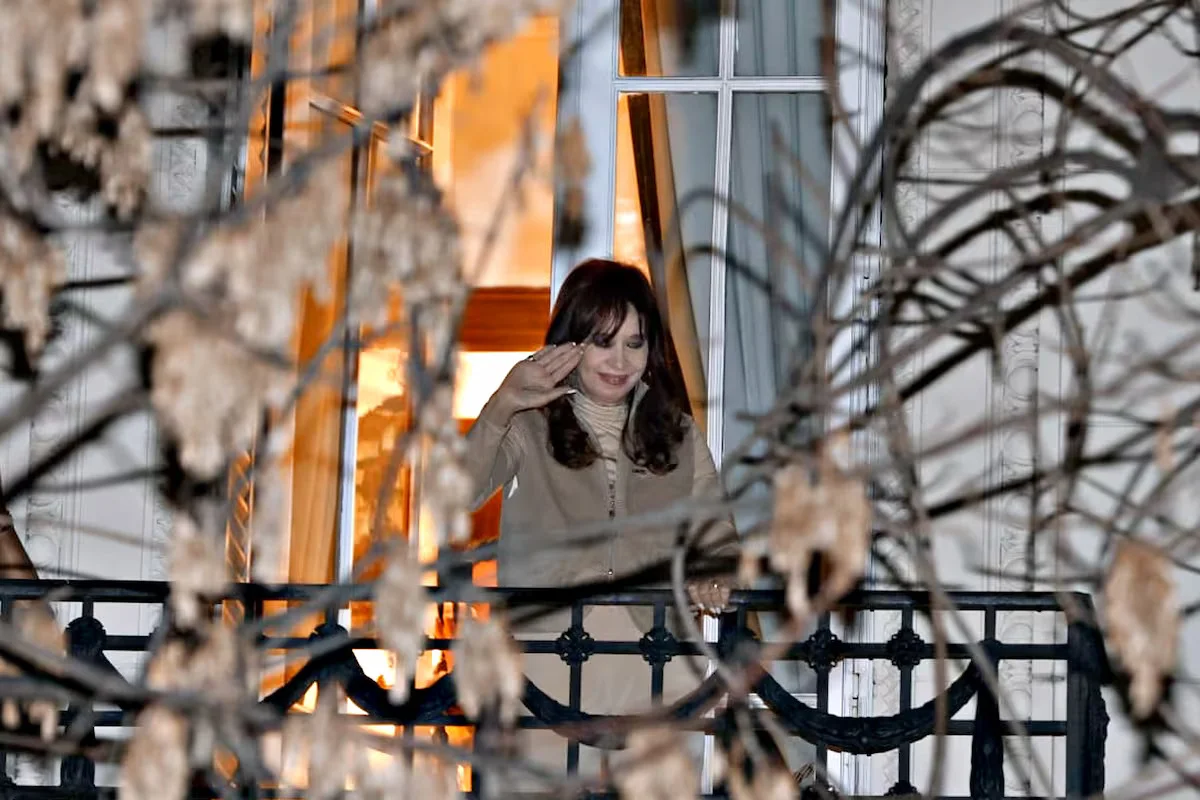 cristina-kirchner-salio-al-balcon-a-saludar-a-la-5KW4M562NFCYNAXL4LLXYULZEA